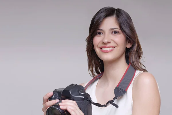 Jonge Vrouw Met Digitale Slr Camera — Stockfoto