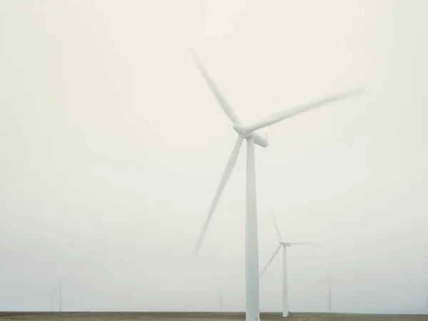Bulanık Sisli Rüzgar Türbini Thurso Sutherland Skoçya — Stok fotoğraf