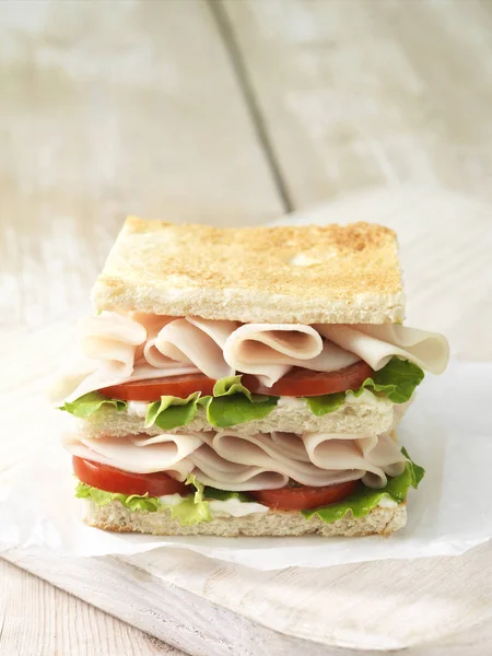 Wafer Thin Roast Chicken Tomato Salad Leaves Toasted White Sliced — 스톡 사진