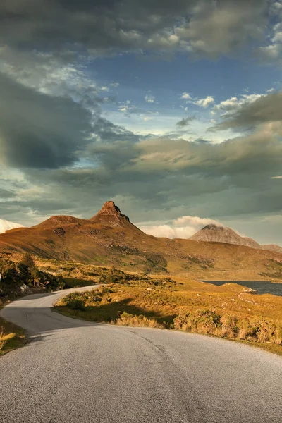 Köy Yolu Kıvrımlı Manzara Assynt Skoçya — Stok fotoğraf