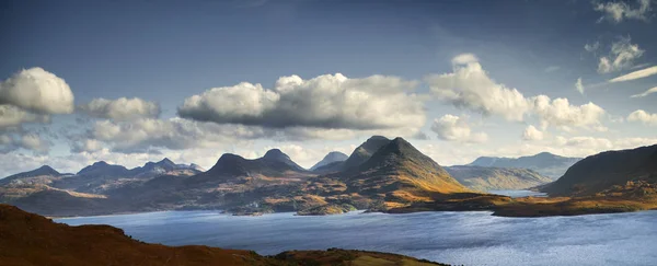 Moln Ovanför Torridon Hills Och Loch Highland Skottland — Stockfoto
