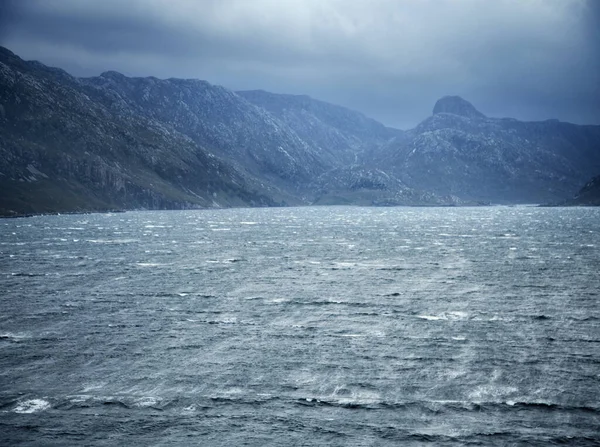 苏格兰高地湖山上空的风暴云 — 图库照片