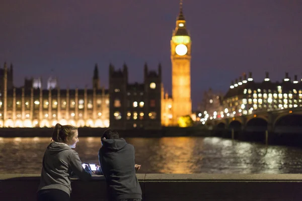 Hátsó Nézet Fiatal Nők Okostelefonnal Szemben Palace Westminster London Egyesült — Stock Fotó