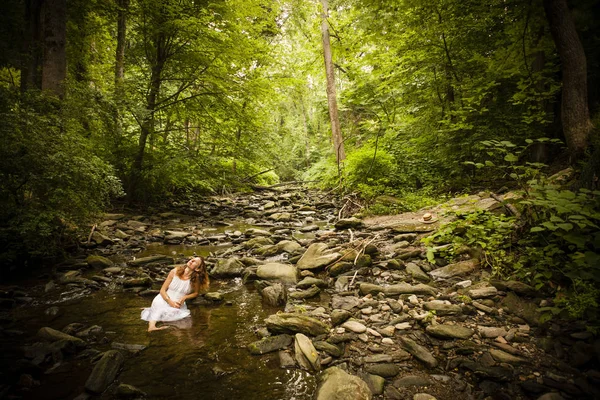 Mitte Erwachsene Frau Weißem Kleid Sitzt Auf Felsen Flussbett Und — Stockfoto