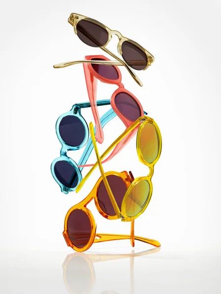 Hromada Pestrobarevných Slunečních Brýlí — Stock fotografie