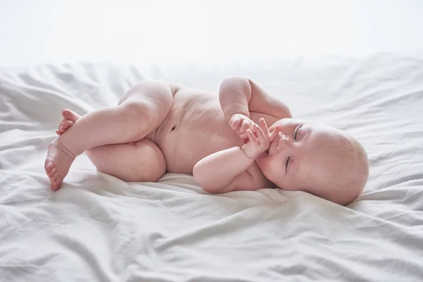 Longitud Completa Bebé Chica Acostado Lado Los Dedos Boca Sonriendo — Foto de Stock