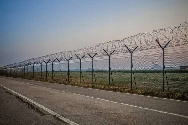Barbed Wire Fence Empty Road — Stock Photo, Image