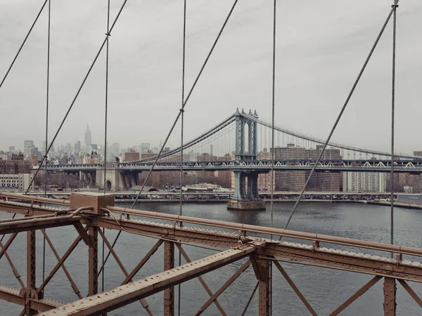 来自纽约布鲁克林大桥的曼哈顿大桥 — 图库照片