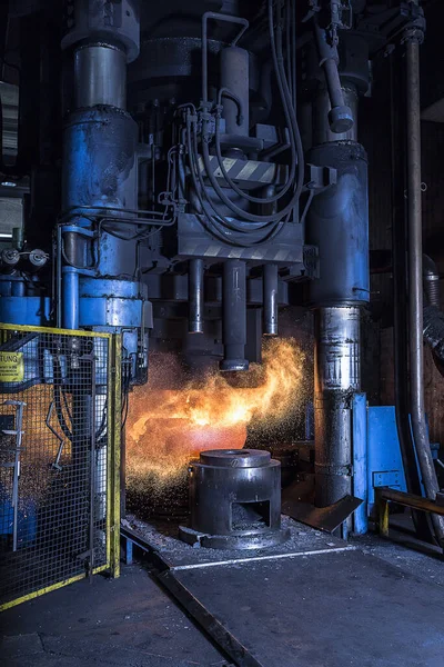 Dökümhanede Kırmızı Sıcak Çeliği Şekillendiren Üretim Makinesi — Stok fotoğraf