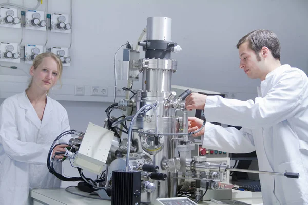 Dois Cientistas Usando Jalecos Usando Equipamentos Científicos — Fotografia de Stock