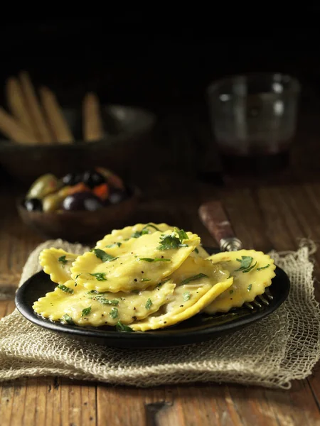 Plaat Van Butternut Squash Ravioli Met Kruiden Garnering — Stockfoto