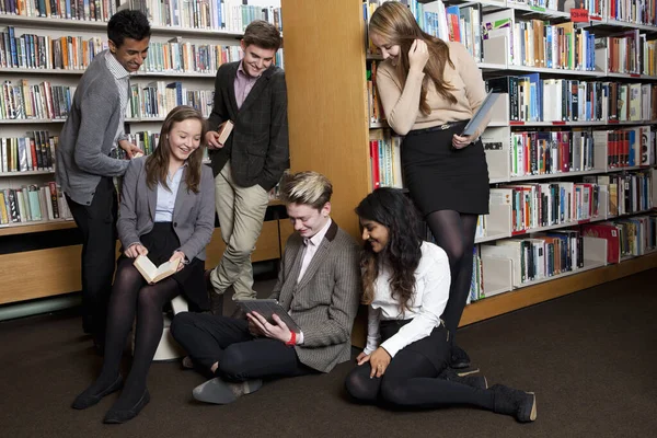 Читающие Студенты Библиотеке — стоковое фото