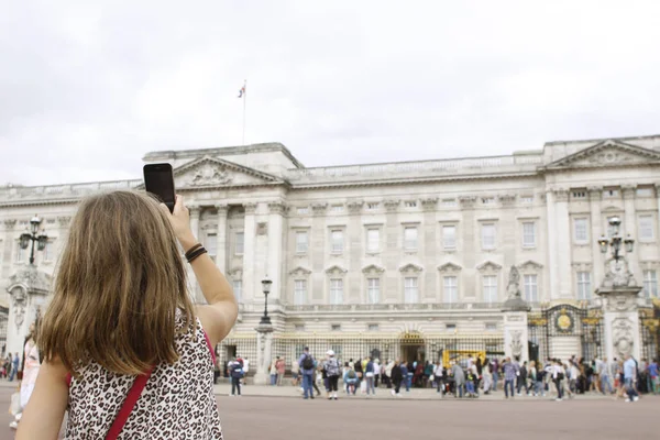 Chica Joven Tomando Fotos Del Palacio Buckingham Con Teléfono Inteligente — Foto de Stock