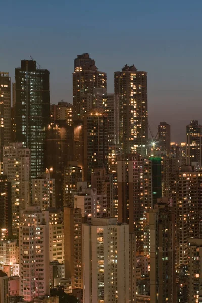 Städtische Wolkenkratzer Leuchten Nachts — Stockfoto