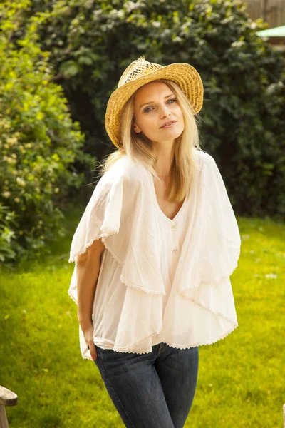 Retrato Mujer Adulta Mediana Con Pelo Largo Rubio Usando Sombrero —  Fotos de Stock