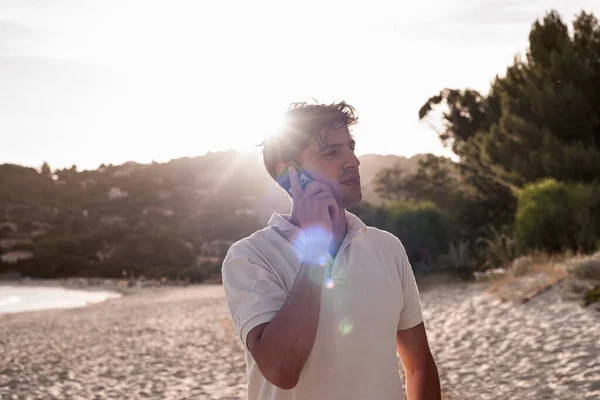Чоловік Розмовляє Мобільному Телефону Пляжі — стокове фото
