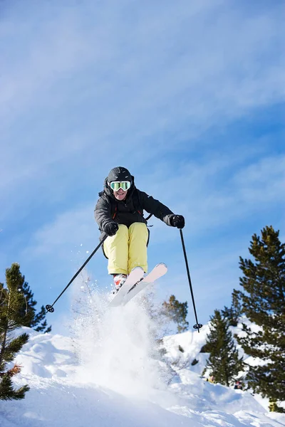 Hombre Esquiador Aire Ladera Montaña — Foto de Stock