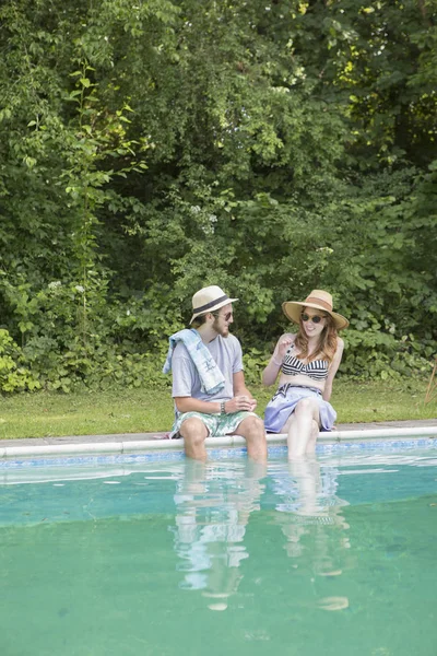 Casal Mergulhando Pernas Piscina — Fotografia de Stock