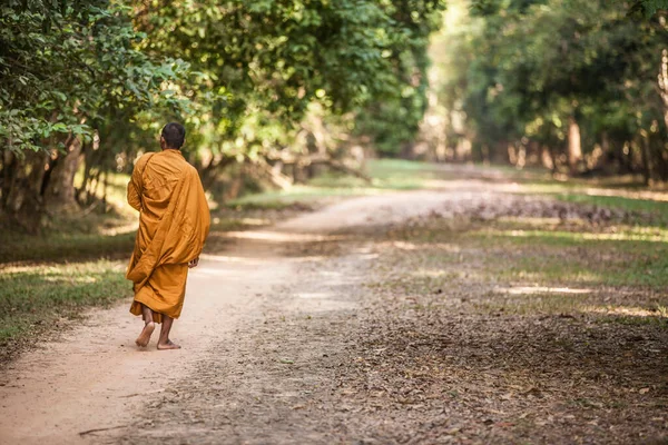 Νεαρός Βουδιστής Μοναχός Που Περπατάει Στο Angkor Wat Siem Reap — Φωτογραφία Αρχείου
