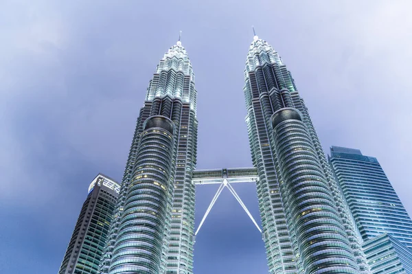 Petronas Towers Iluminado Vista Baixo Ângulo Kuala Lumpar Malásia — Fotografia de Stock