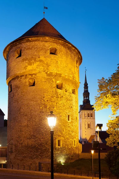 Mittelalterliche Stadtmauer Leuchtet Nachts — Stockfoto