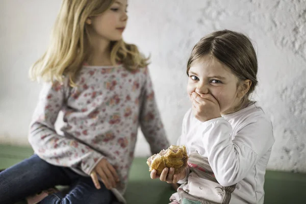 二人の若い女の子食べるセイボリーロール — ストック写真