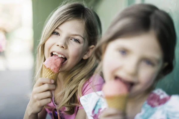 アイスクリームを食べる二人の若い女の子 — ストック写真