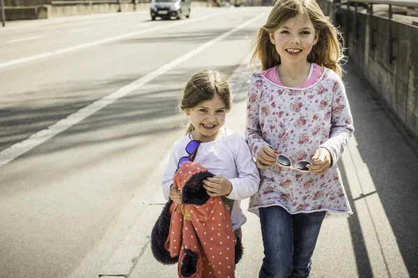 Zwei Junge Mädchen Gehen Zusammen Die Straße Entlang Und Lächeln — Stockfoto