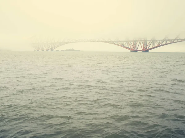 Туманный Вид Железнодорожный Мост Форт Южный Квинсферри Шотландия Великобритания — стоковое фото