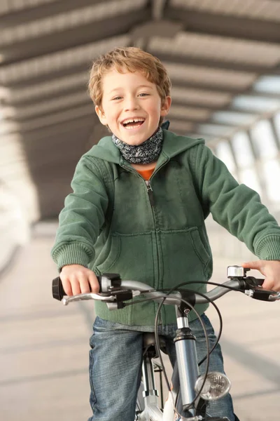 Chłopiec Jazda Rowerze Tunelu Miasta — Zdjęcie stockowe