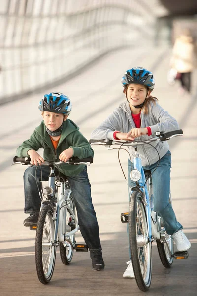 市内トンネルで自転車に乗る子供たち — ストック写真