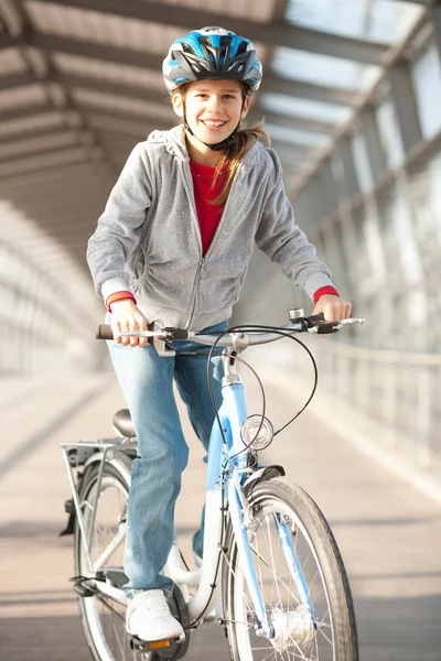 Şehir Tünelinde Bisiklet Süren Bir Kız — Stok fotoğraf