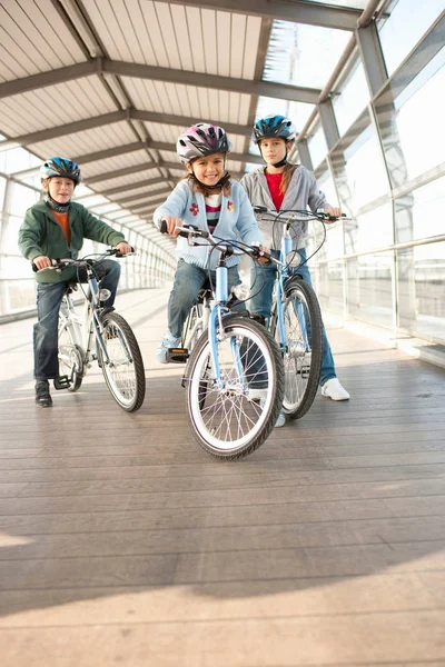 市内トンネルで自転車に乗る子供たち — ストック写真