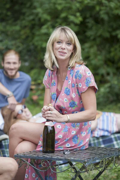 Vrienden Genieten Van Tuin Partij — Stockfoto