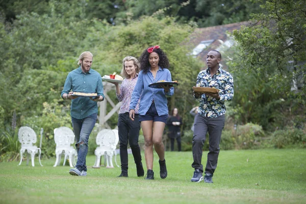 Amigos Llevando Platos Cena Aire Libre — Foto de Stock