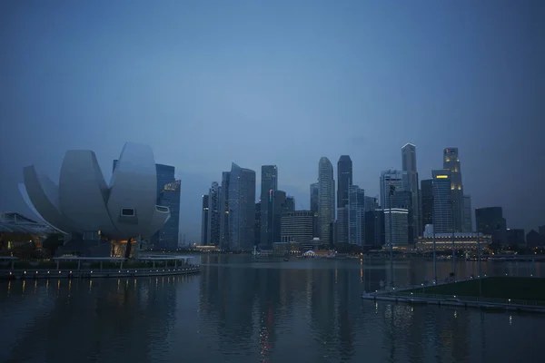 Uitzicht Stad Wolkenkrabbers Het Water Bij Dageraad Singapore — Stockfoto