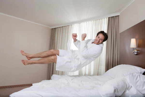 침대에서 뛰어오르는 사업가 — 스톡 사진