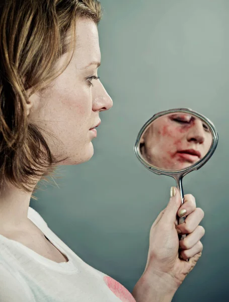 Mujer Examinando Cara Lastimada — Foto de Stock