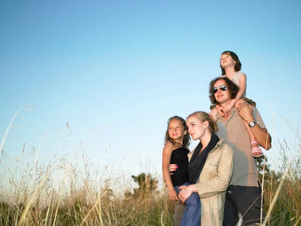 Familia Campo Sonriendo — Foto de Stock