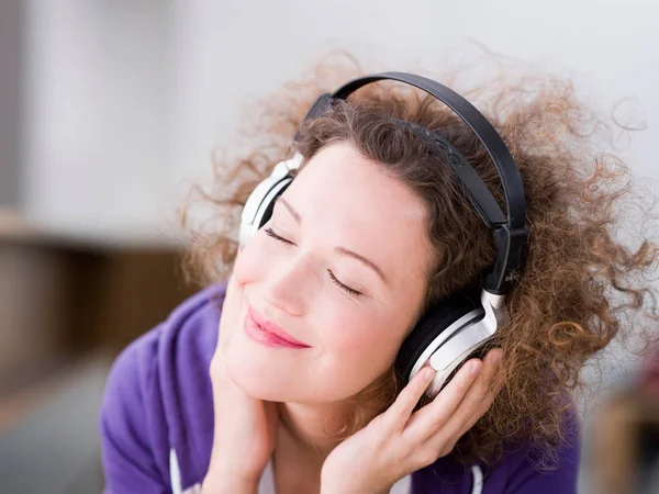 Mujer Escuchando Música — Foto de Stock