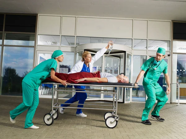 Equipo Médico Frente Hospital — Foto de Stock