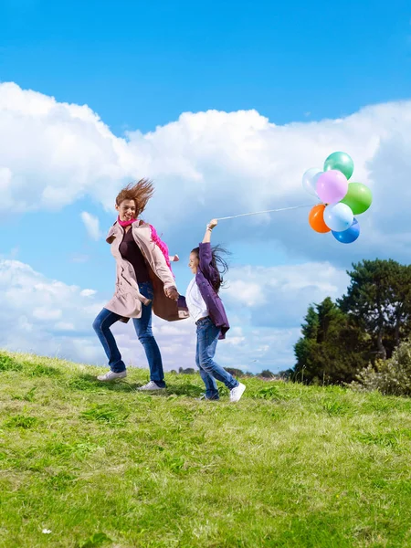 Mutter Tochter Mit Luftballons Wind — Stockfoto