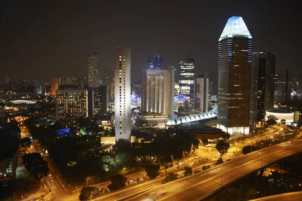 Widok Autostradę Wieżowce Nocy Singapur — Zdjęcie stockowe