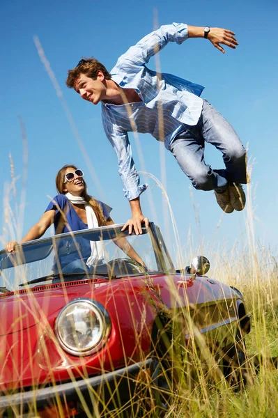 Man Springt Uit Een Auto Vrouw Binnen — Stockfoto