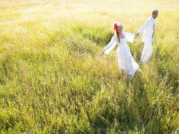 Ehepaar Spaziert Auf Einem Feld — Stockfoto