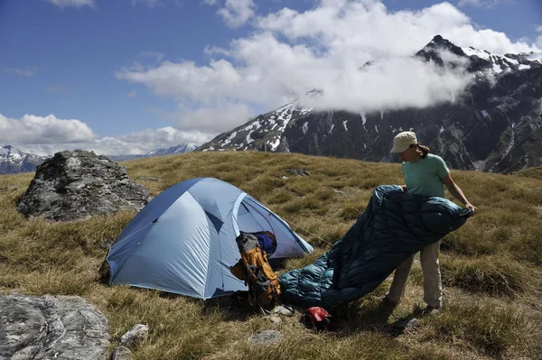 Backpacker Πακέτο Στρατόπεδο Στο Τέλος Του Mount Brewster Track Στο — Φωτογραφία Αρχείου