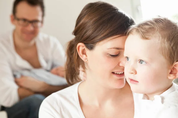 Madre Abrazando Hijo Pequeño — Foto de Stock