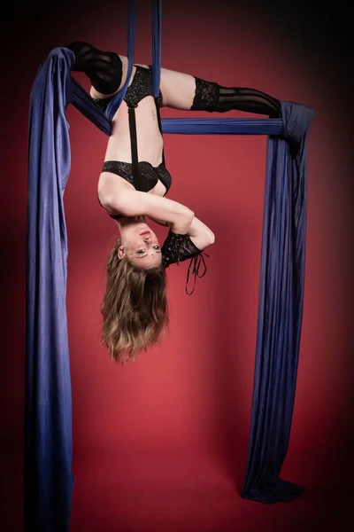 Acrobat Performer Avec Des Écharpes — Photo