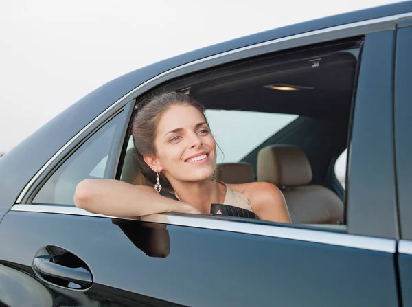 Donna Sorridente Che Guarda Fuori Dal Finestrino Dell Auto — Foto Stock