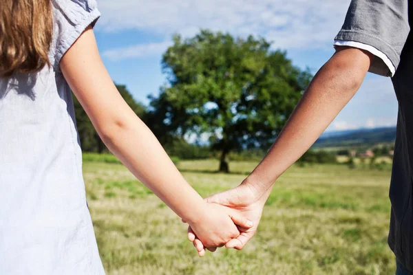 Niños Tomados Mano Campo — Foto de Stock